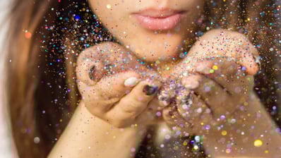 femme-souffle-paillettes